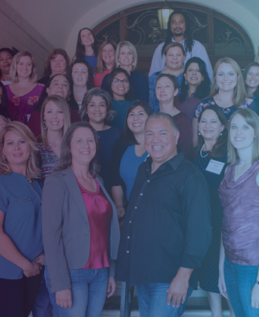 El equipo y el personal del líder de Texas OnCourse - treinta personas en vestimenta profesional